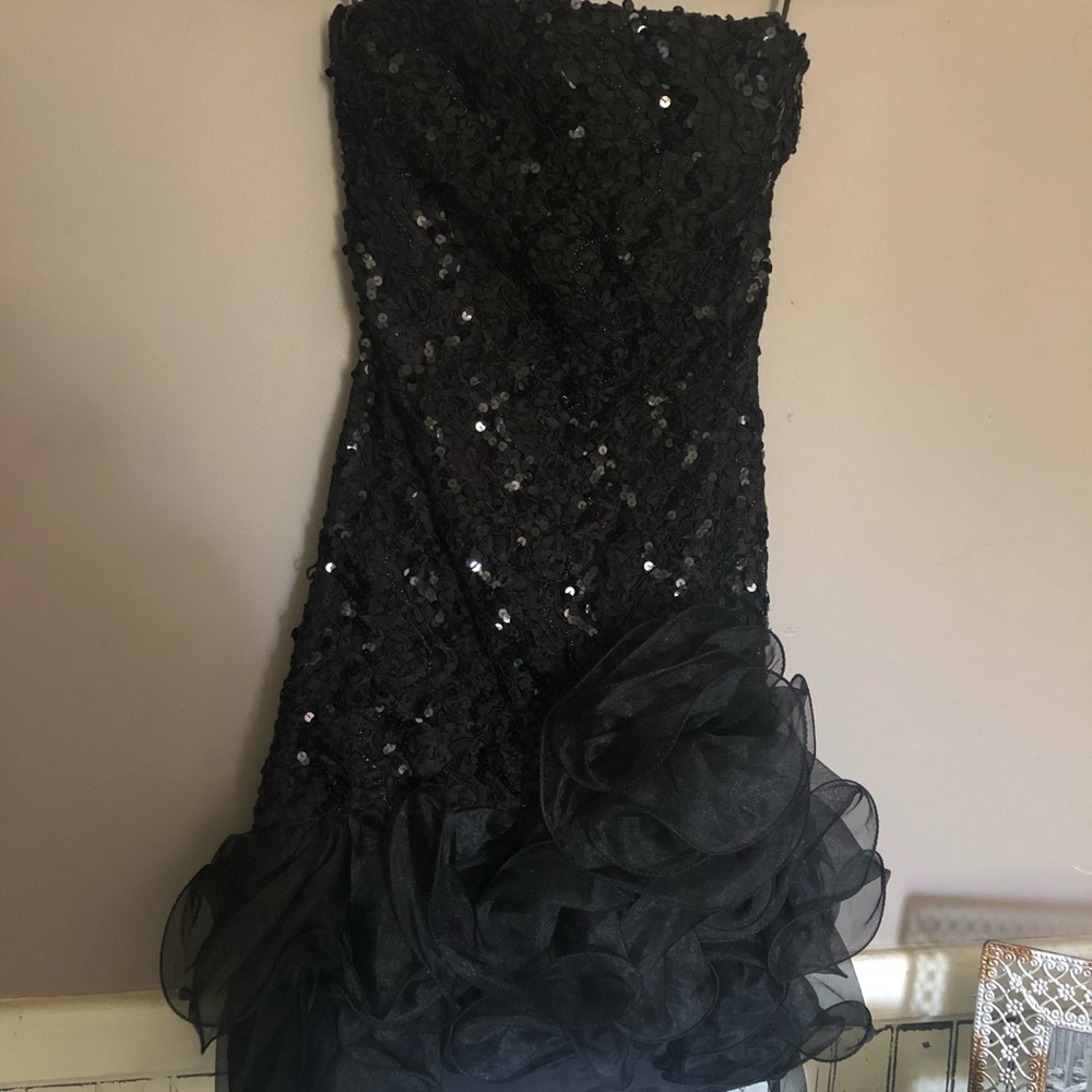 Juniors/women’s/petite strapless sequins dress